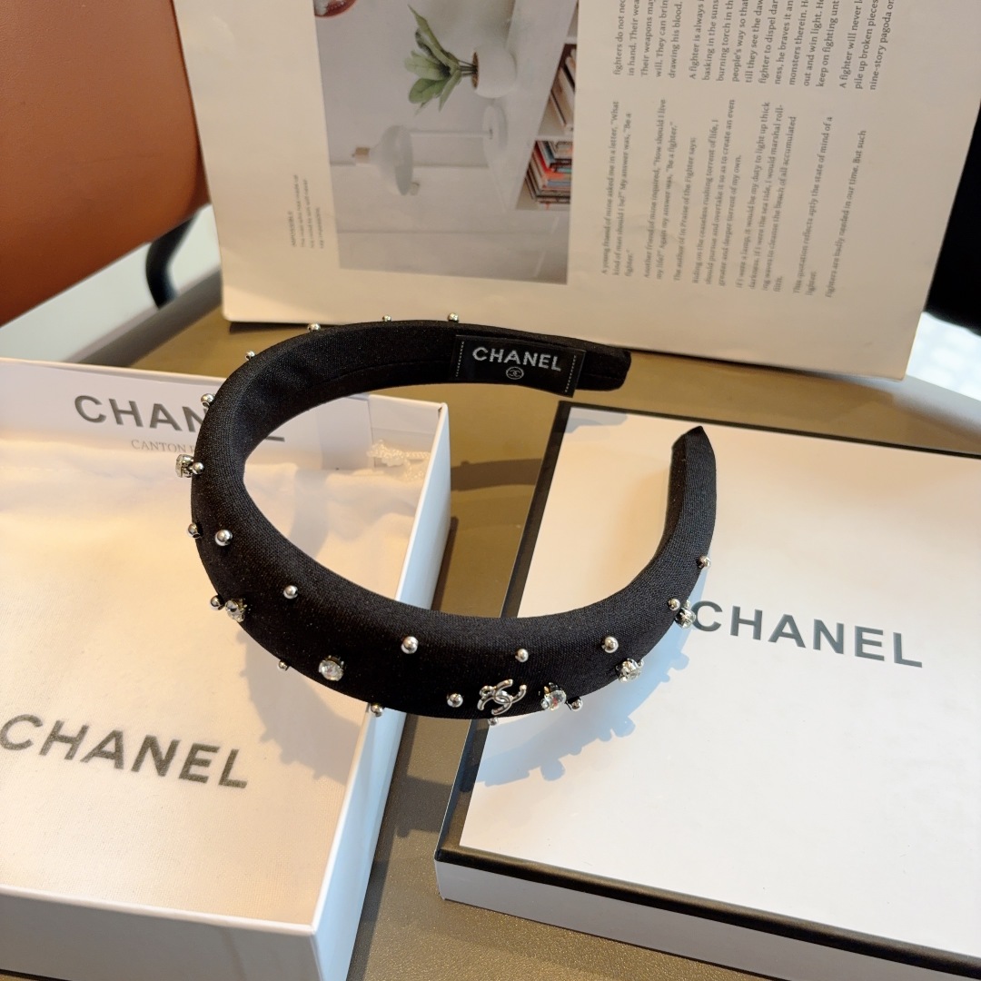 配包装
CHANEL（香奈儿）最新款小香带钻发箍，新品巨显脸小头箍，网红爆款推荐 搭配高端双Ｃlogo 