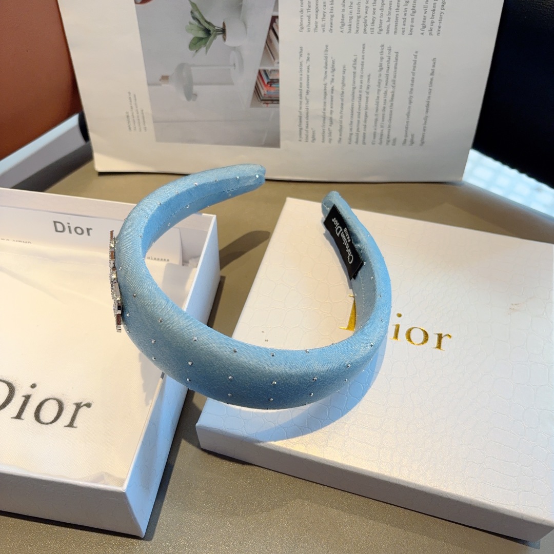 配包装
Dior（迪奥）新款满钻字母发箍,高品质头箍  让你的魅力绽放 清新淑女范让时尚更简单。