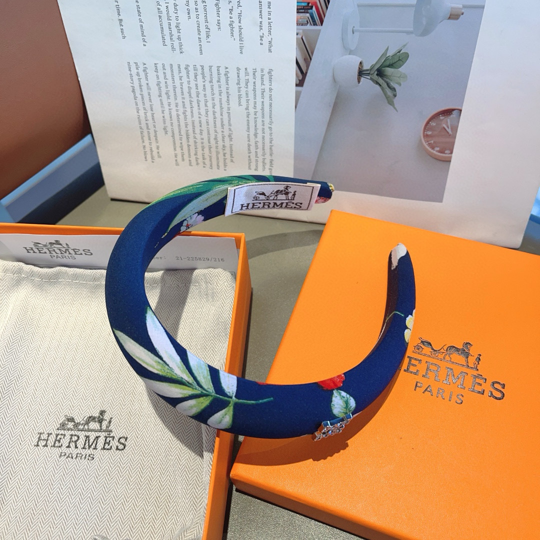 配包装
Hermes(爱马仕)  火爆定制款涂鸦发箍,网红同款  进口面料, 出口订单、细节全部实拍!特