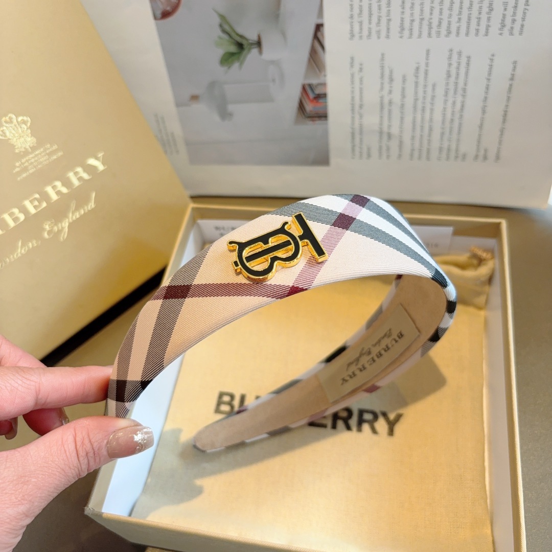配包装
巴宝莉BURBERRY 新款宽边发箍,客供面料 🎀细节全部实拍!非常耐看又百搭、适合各种场合搭配