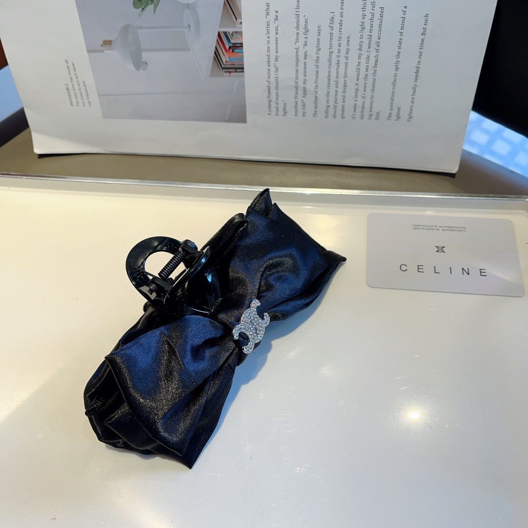 配包装
CELINE（赛琳） 凯旋门新款复古抓夹 鸭嘴夹发夹，经典字母logo弹簧夹， 超精致，转图必爆
