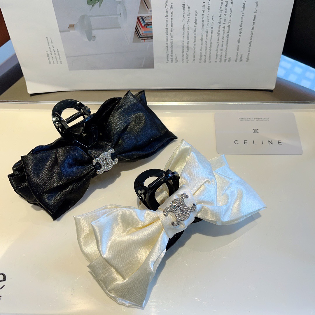 配包装
CELINE（赛琳） 凯旋门新款复古抓夹 鸭嘴夹发夹，经典字母logo弹簧夹， 超精致，转图必爆