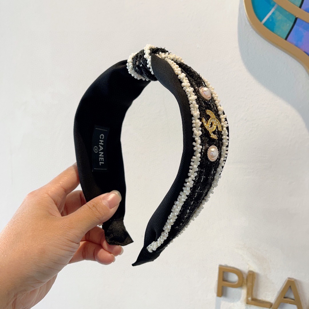 配包装
CHANEL(香奈儿)新款精美字母宽边发箍,复古网红爆款头箍 搭配高端材质,超精致,时尚高级感百