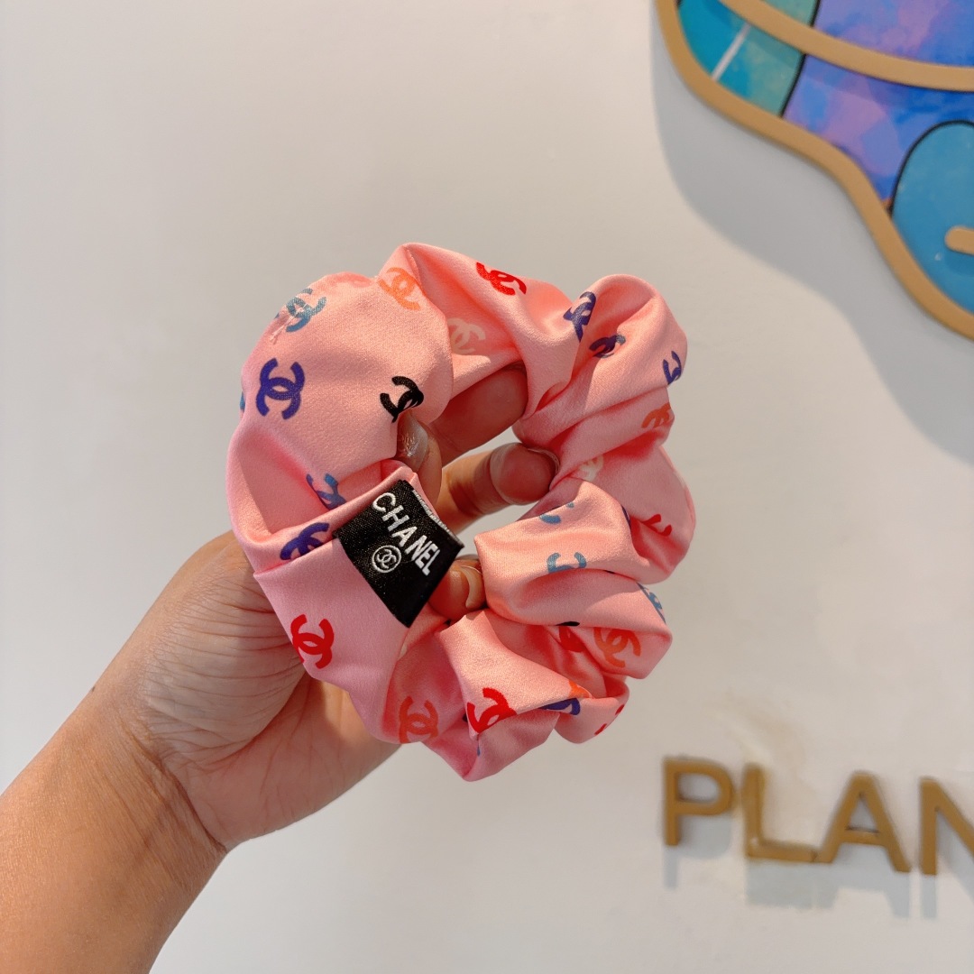 配包装
CHANEL（香奈儿）网红新款发圈，精致肠圈皮筋，佩戴舒适无压力，造型搭配必备！非常时尚百搭！