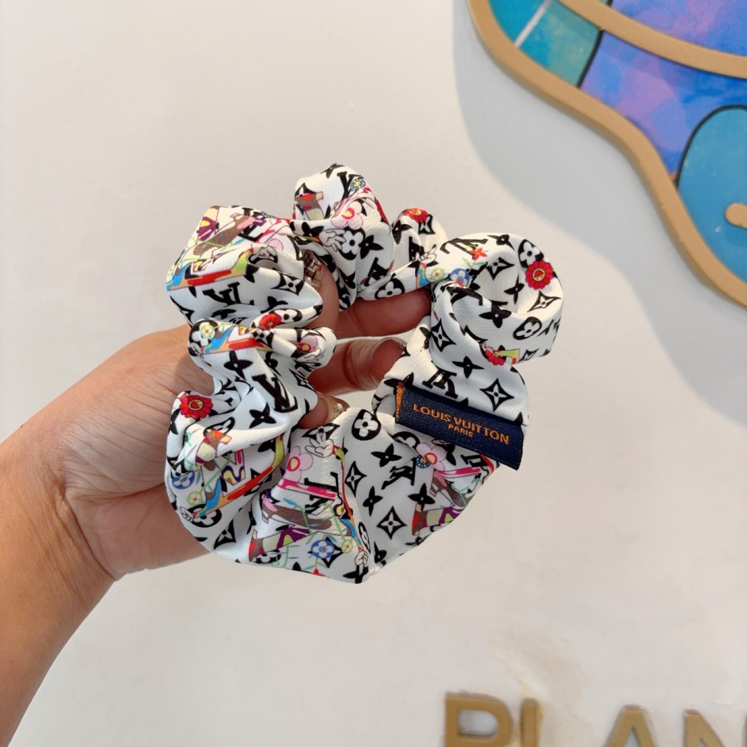 配包装
LV（路易威登）网红爆款真丝发圈，精致肠圈皮筋，佩戴舒适无压力，造型搭配必备！非常时尚百搭！女神