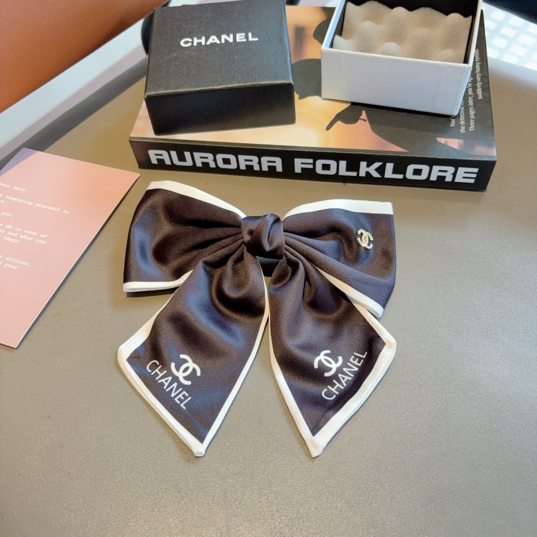 配包装
CHANEL （香奈儿）明星同款蝴蝶结发夹 弹弓夹 网红推荐款♥ 经典蝴蝶结头饰，超级百搭哦 让