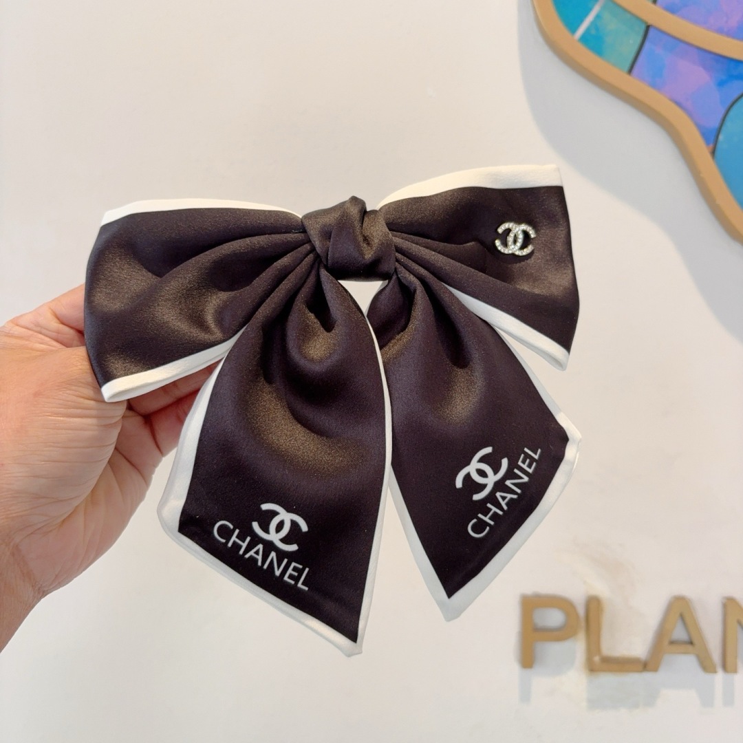 配包装
CHANEL （香奈儿）明星同款蝴蝶结发夹 弹弓夹 网红推荐款♥ 经典蝴蝶结头饰，超级百搭哦 让