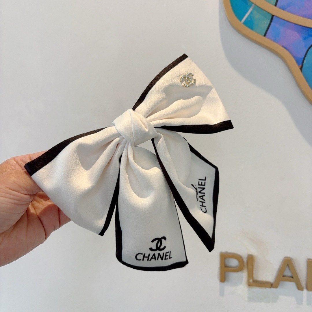 配包装
CHANEL （香奈儿）明星同款蝴蝶结发夹 弹弓夹 网红推荐款♥ 经典蝴蝶结头饰，超级百搭哦 让