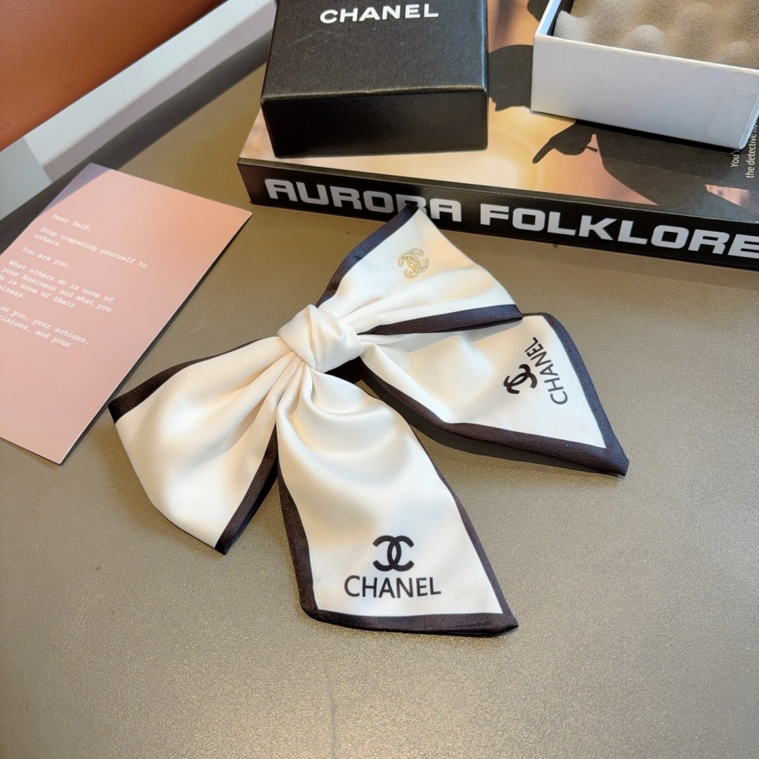 配包装
CHANEL （香奈儿）明星同款蝴蝶结发夹 弹弓夹 网红推荐款♥ 经典蝴蝶结头饰，超级百搭哦 让