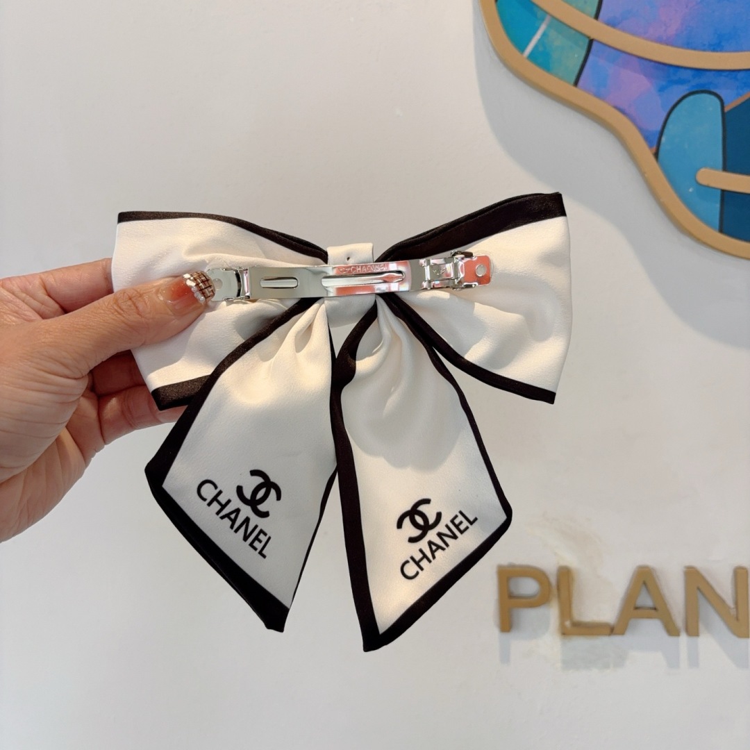 配包装
CHANEL （香奈儿）明星同款蝴蝶结发夹 弹弓夹 网红推荐款♥ 经典蝴蝶结头饰，超级百搭哦 让