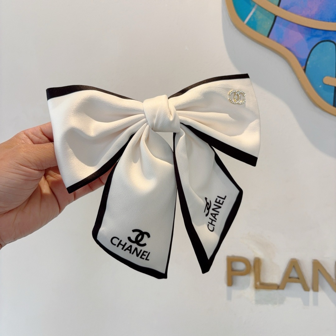 配包装
CHANEL （香奈儿）明星同款蝴蝶结发夹 弹弓夹 网红推荐款♥ 经典蝴蝶结头饰，超级百搭哦 让