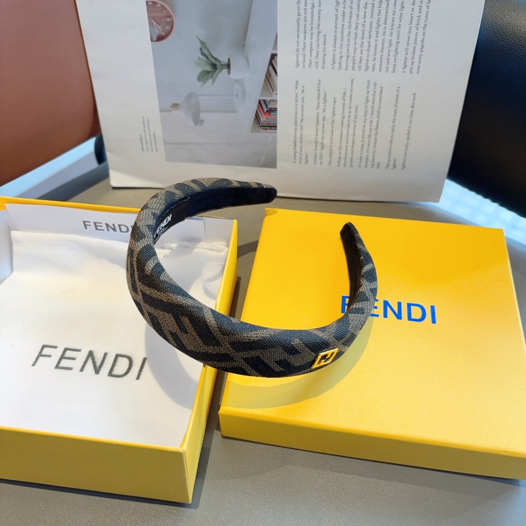 配包装
FENDI 芬迪 火爆新款发箍，宽版原单货， 简约百搭，潮女必备品，超级的高大上！