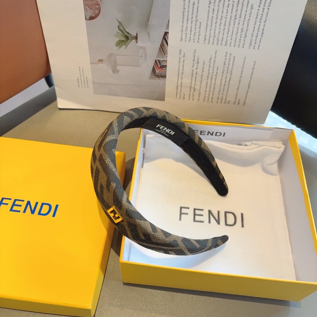 配包装
FENDI 芬迪 火爆新款发箍，宽版原单货， 简约百搭，潮女必备品，超级的高大上！