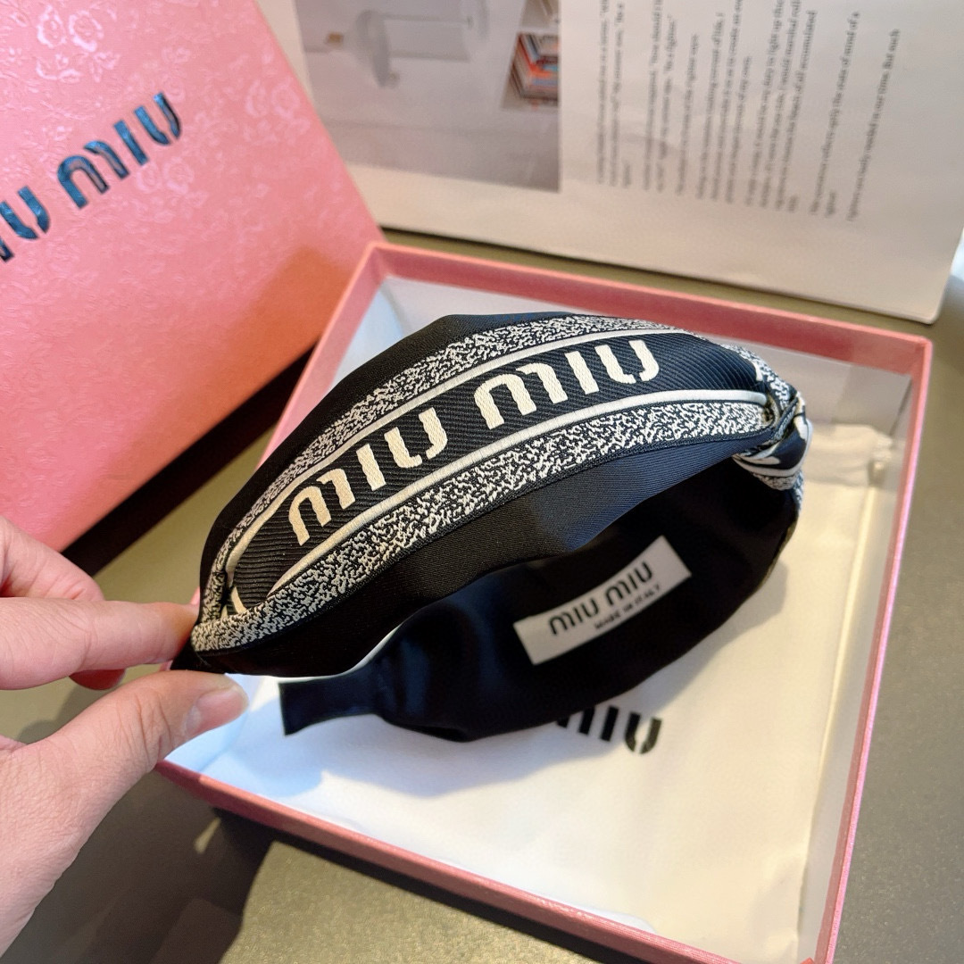 配包装
MIUMIU（缪缪）经典新款手工制作宽版发箍，原单货，简约百搭，潮女必备品，超级的高大上！