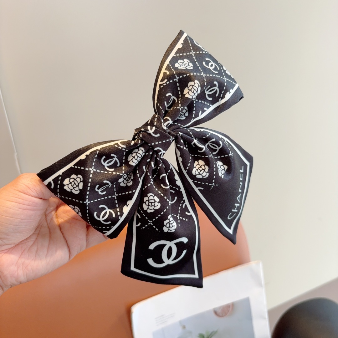配包装
CHANEL （香奈儿）明星同款蝴蝶结发夹 弹弓夹 网红推荐款♥ 经典蝴蝶结头饰，超级百搭哦 让