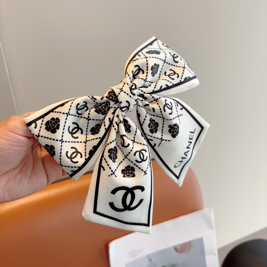 配包装
CHANEL （香奈儿）明星同款蝴蝶结发夹 弹弓夹 网红推荐款♥ 经典蝴蝶结头饰，超级百搭哦 让