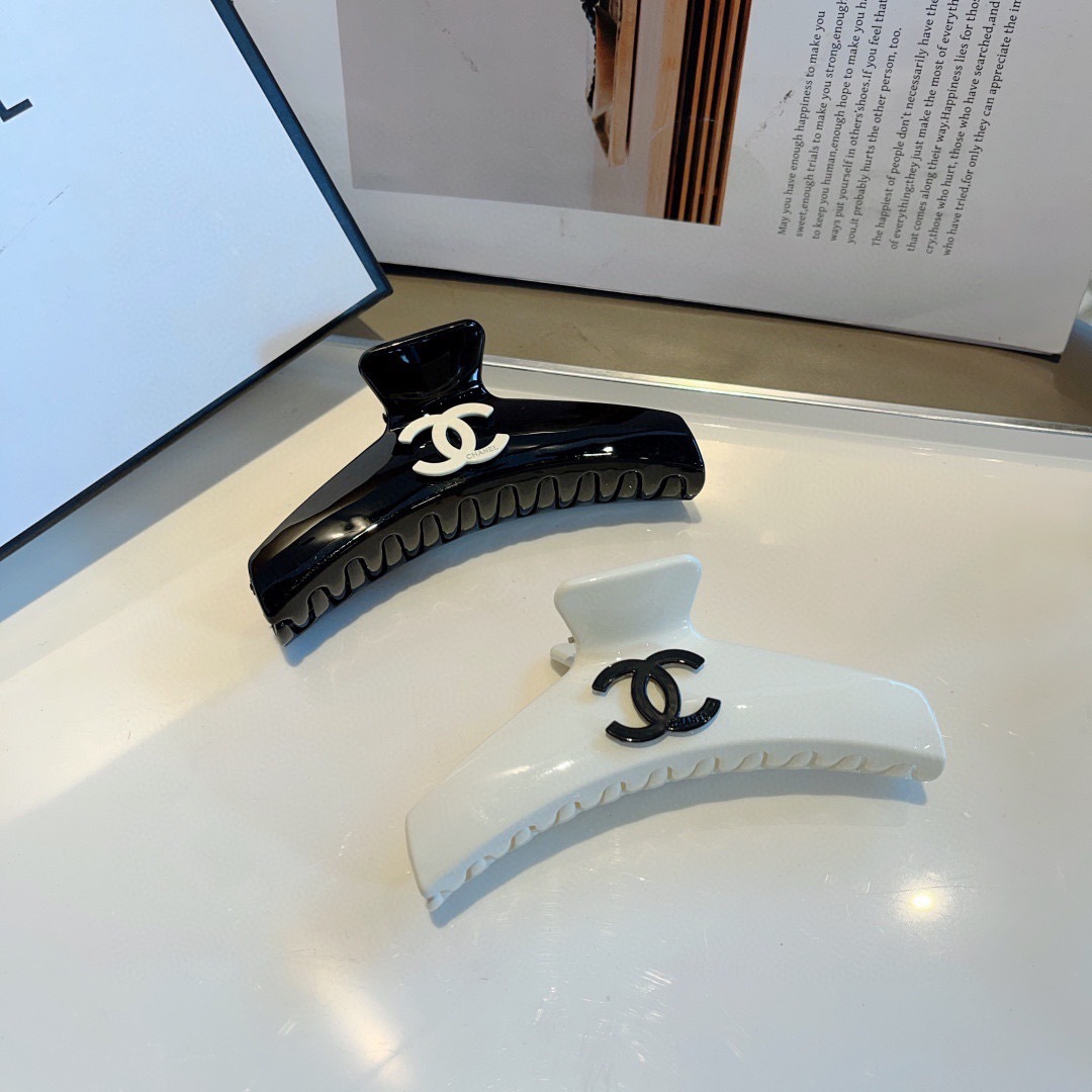 配包装
CHANEL（香奈儿）新款手工网红抓夹，高级感字母简约复古发夹原单货，潮流时尚百搭款！