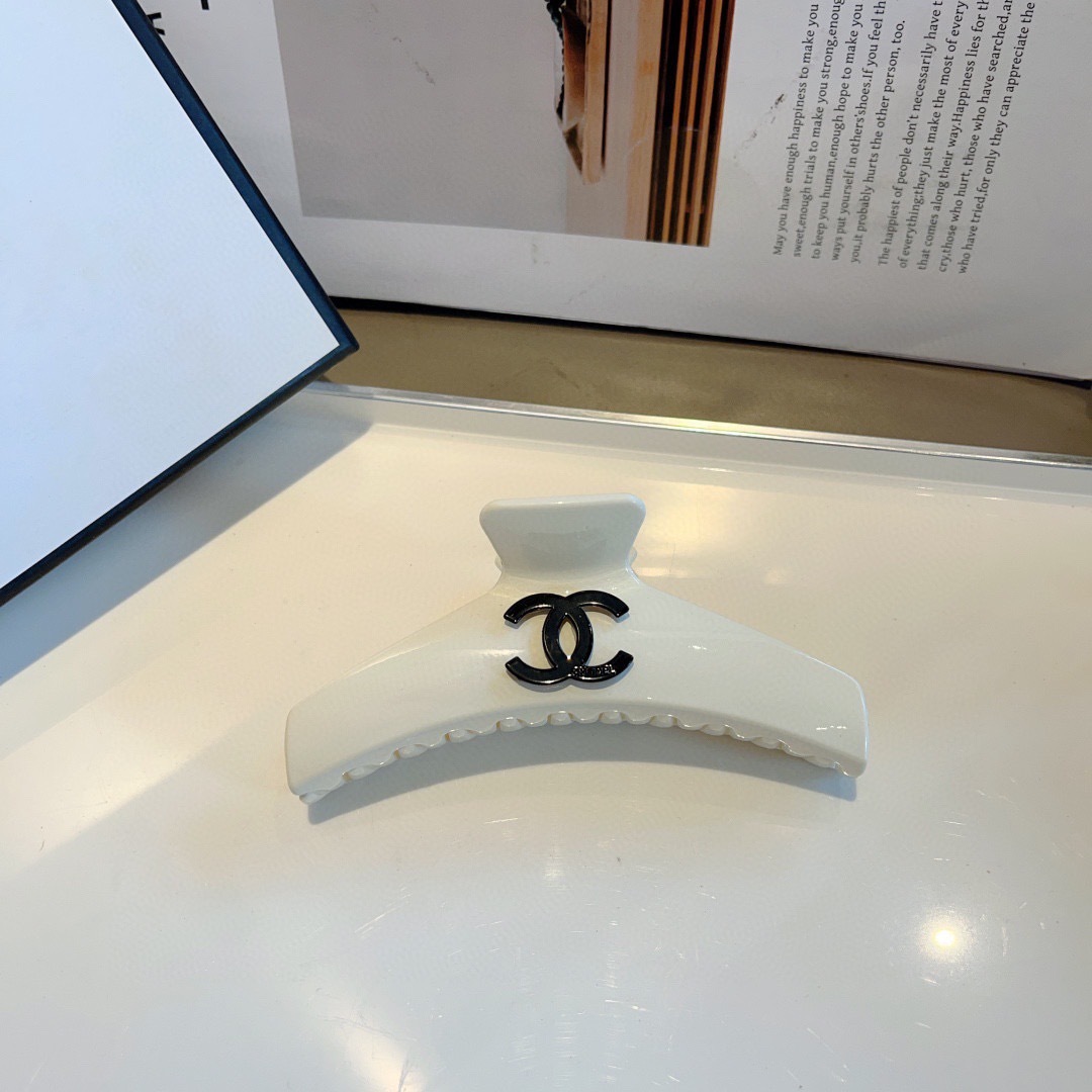 配包装
CHANEL（香奈儿）新款手工网红抓夹，高级感字母简约复古发夹原单货，潮流时尚百搭款！
