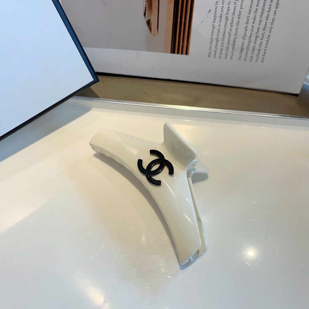 配包装
CHANEL（香奈儿）新款手工网红抓夹，高级感字母简约复古发夹原单货，潮流时尚百搭款！