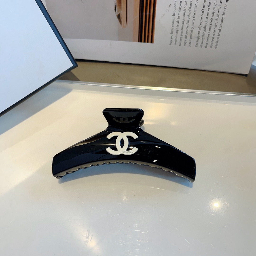 配包装
CHANEL（香奈儿）新款手工网红抓夹，高级感字母简约复古发夹原单货，潮流时尚百搭款！