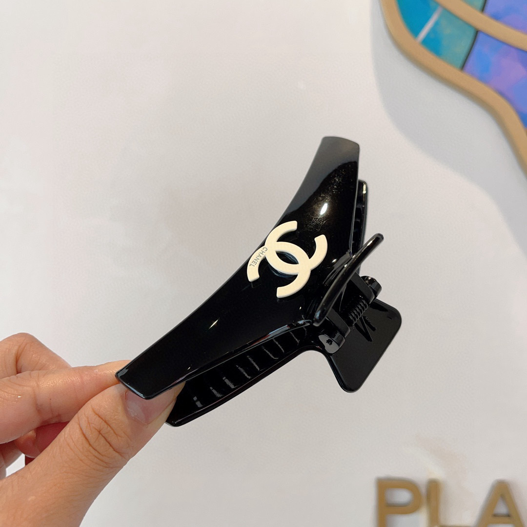 配包装
CHANEL（香奈儿）新款手工网红抓夹，高级感字母简约复古发夹原单货，潮流时尚百搭款！