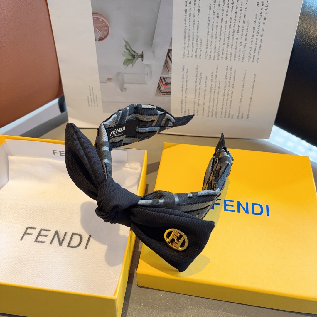 配包装
FENDI 芬迪 经典新款双F蝴蝶结发箍，复古头箍，简约百搭，潮女必备品，超级的高大上！