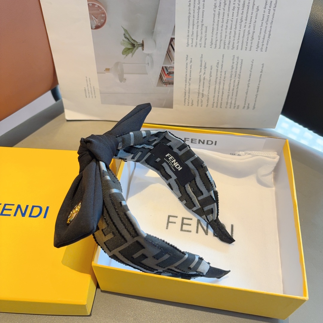 配包装
FENDI 芬迪 经典新款双F蝴蝶结发箍，复古头箍，简约百搭，潮女必备品，超级的高大上！