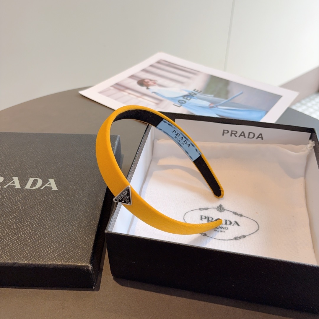 配包装
PRADA (普拉达) 新款潮流发箍。气质女神必备单品。非常百搭,时尚潮流, 戴上它满满的高大上