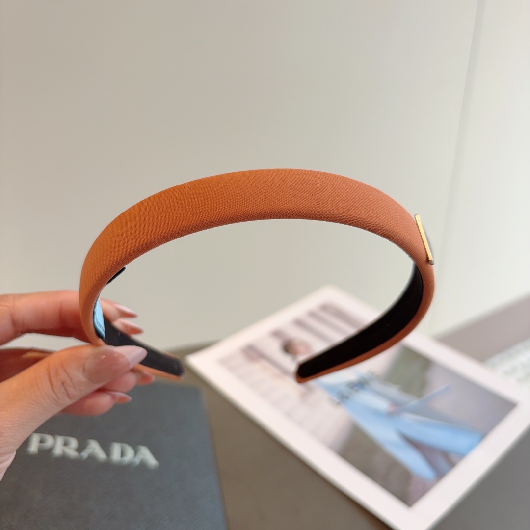 配包装
PRADA (普拉达) 新款潮流发箍。气质女神必备单品。非常百搭,时尚潮流, 戴上它满满的高大上