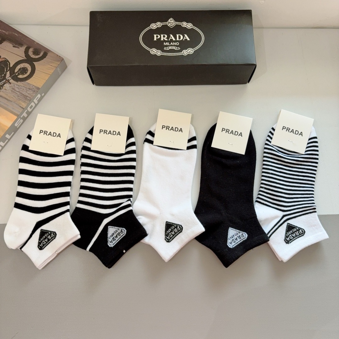 配包装（一盒5双） 
PRADA 普拉达 新款袜子，纯棉面料，经典三角标logo 个性时尚百搭款，你值得