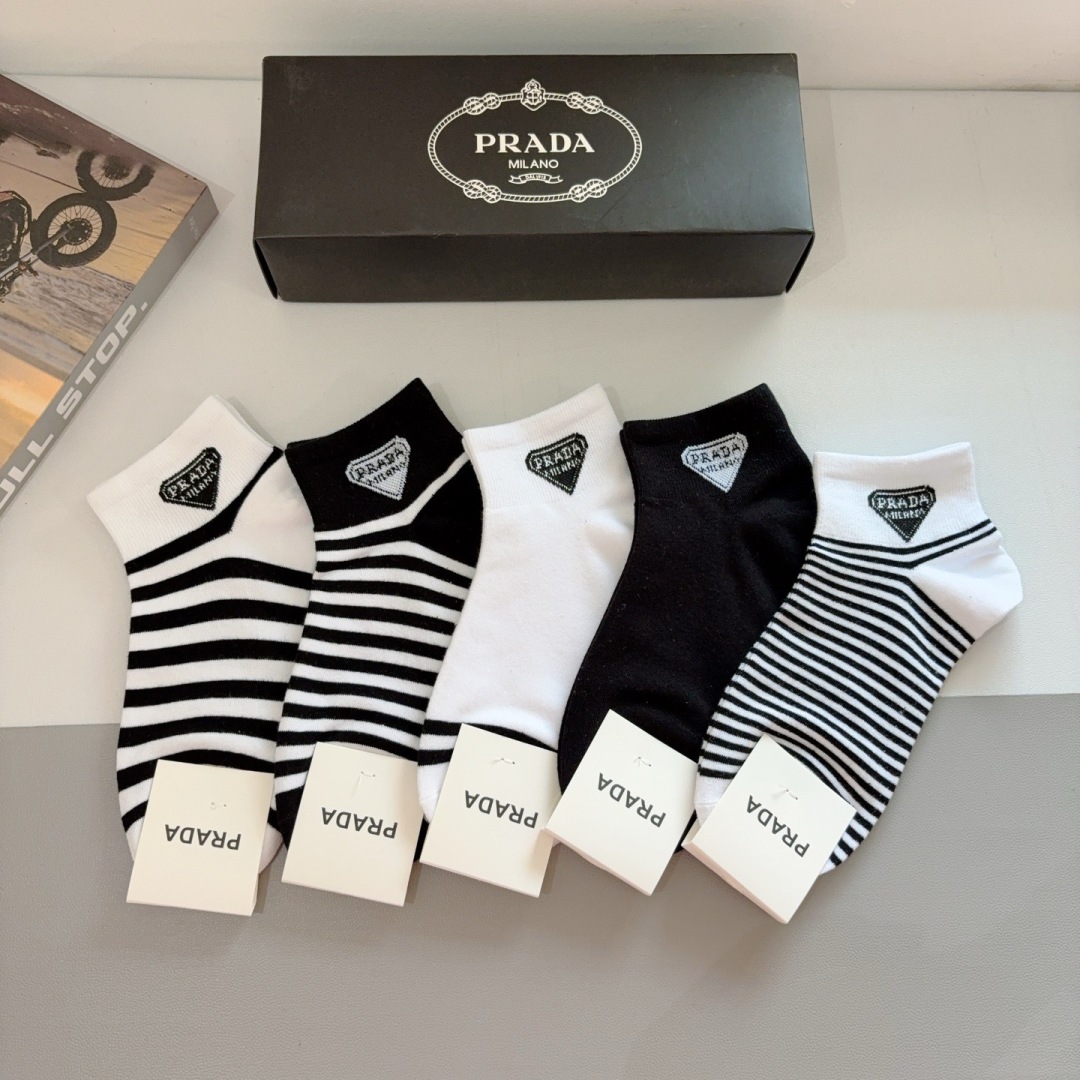 配包装（一盒5双） 
PRADA 普拉达 新款袜子，纯棉面料，经典三角标logo 个性时尚百搭款，你值得