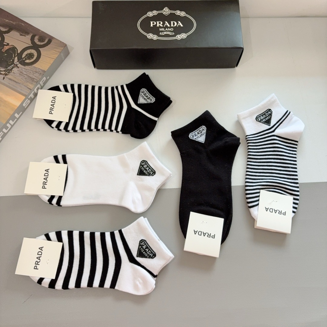 配包装（一盒5双） 
PRADA 普拉达 新款袜子，纯棉面料，经典三角标logo 个性时尚百搭款，你值得