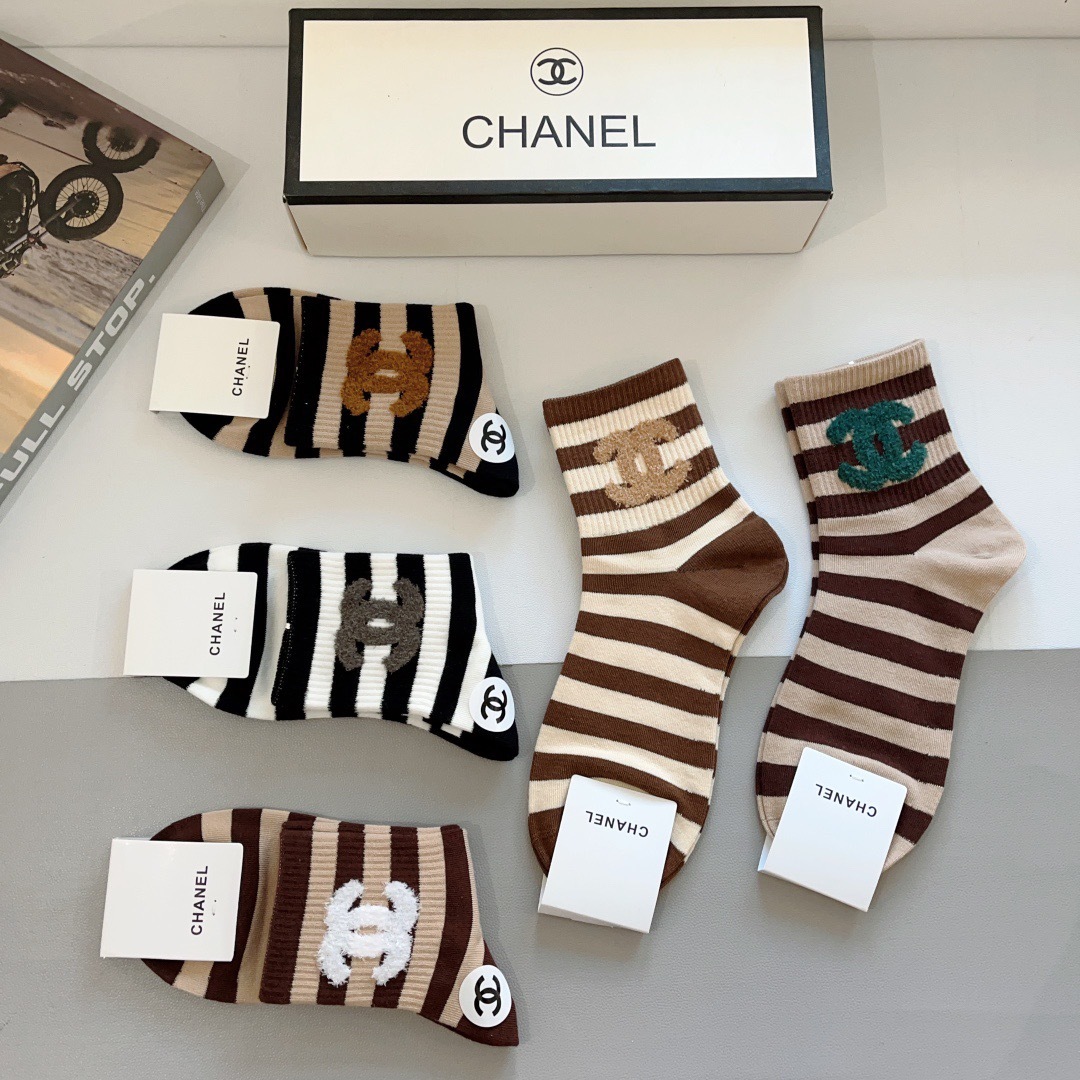 配包装（一盒5双）
CHANEL 香奈儿经典中筒袜子❗️高版本纯棉材质柔软，秒杀市场普通货，经典的双C图