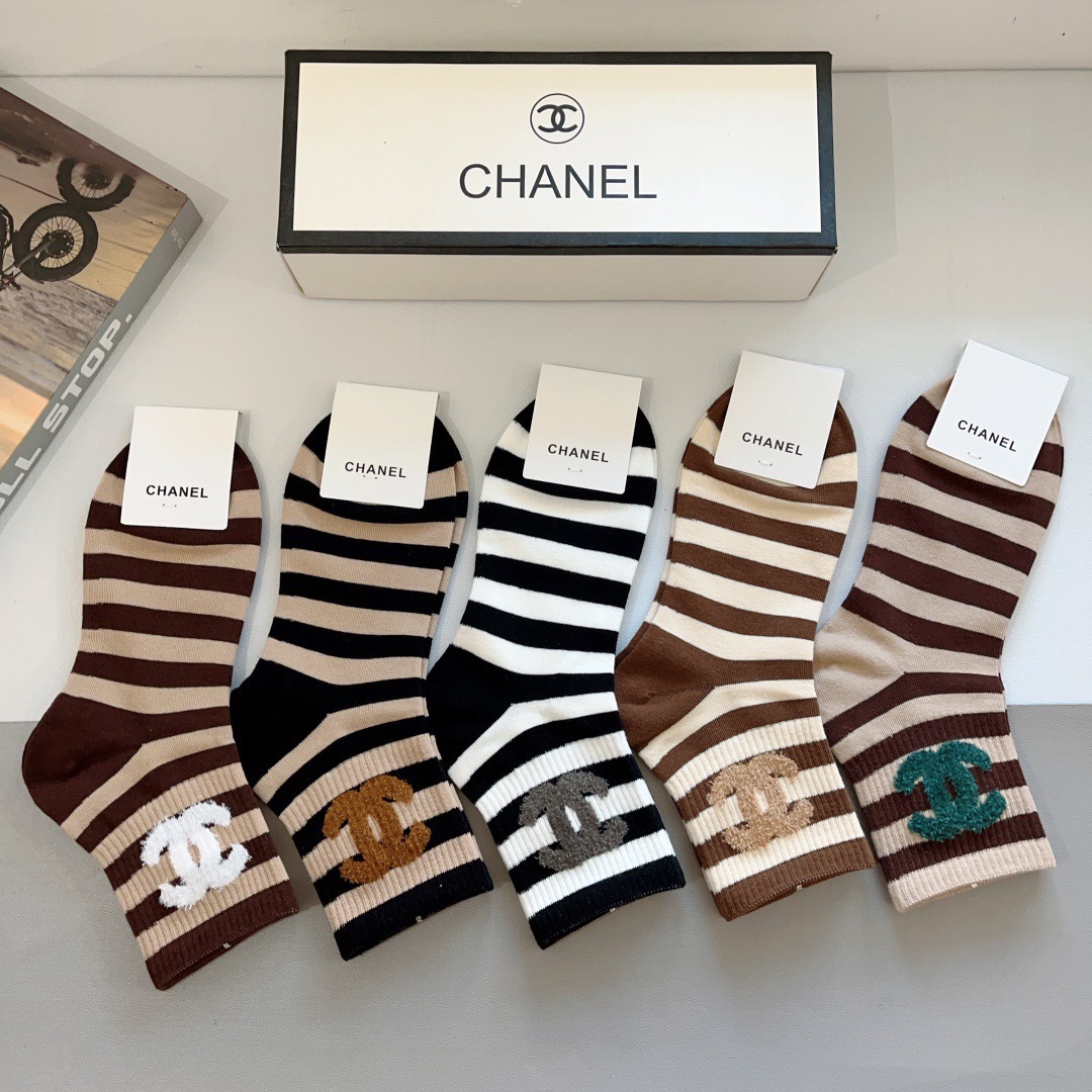 配包装（一盒5双）
CHANEL 香奈儿经典中筒袜子❗️高版本纯棉材质柔软，秒杀市场普通货，经典的双C图