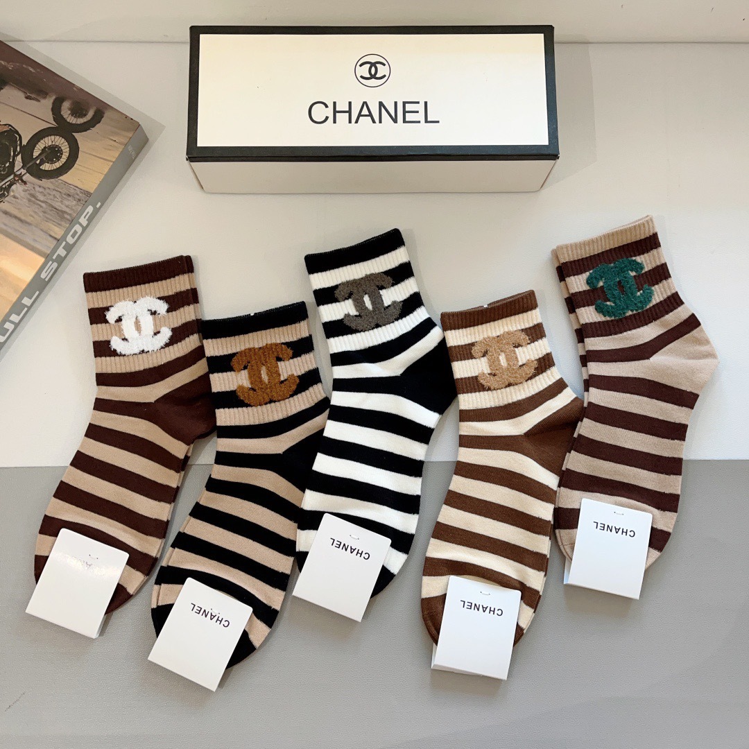配包装（一盒5双）
CHANEL 香奈儿经典中筒袜子❗️高版本纯棉材质柔软，秒杀市场普通货，经典的双C图