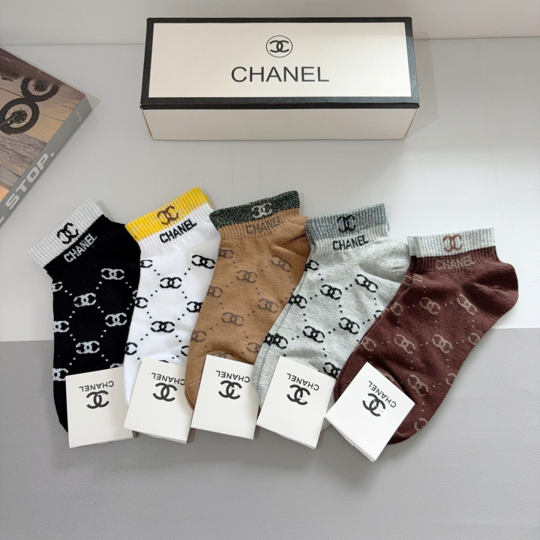 配包装（一盒5双）
CHANEL 香奈儿经典袜子❗️高版本纯棉材质柔软，秒杀市场普通货，经典的双C图案l