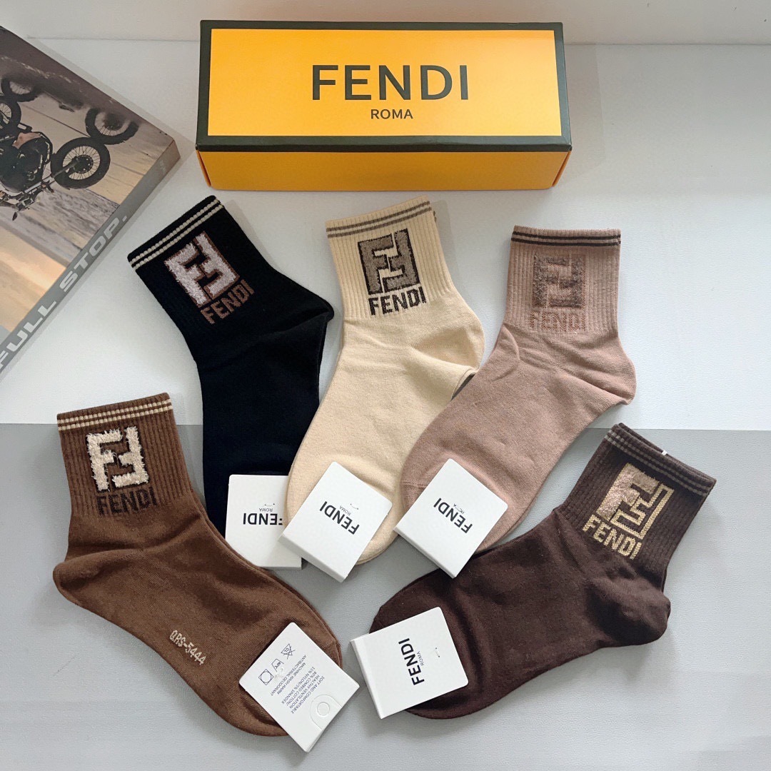 配包装（一盒5双）
FENDI  芬迪  字母双Ｆ爆款中筒袜，纯棉面料， 专柜同款 💓纯棉面料，实用好穿