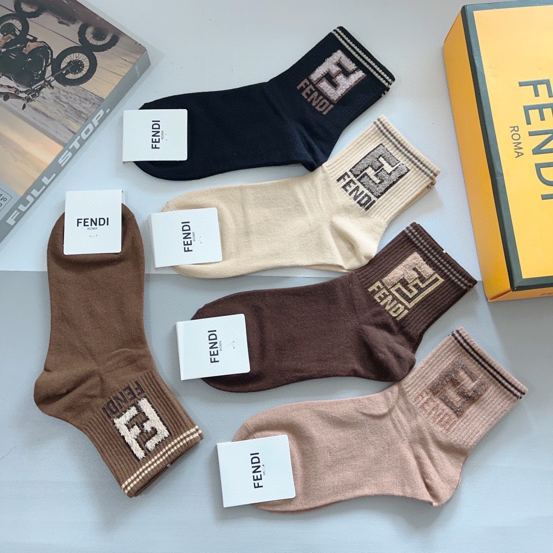 配包装（一盒5双）
FENDI  芬迪  字母双Ｆ爆款中筒袜，纯棉面料， 专柜同款 💓纯棉面料，实用好穿