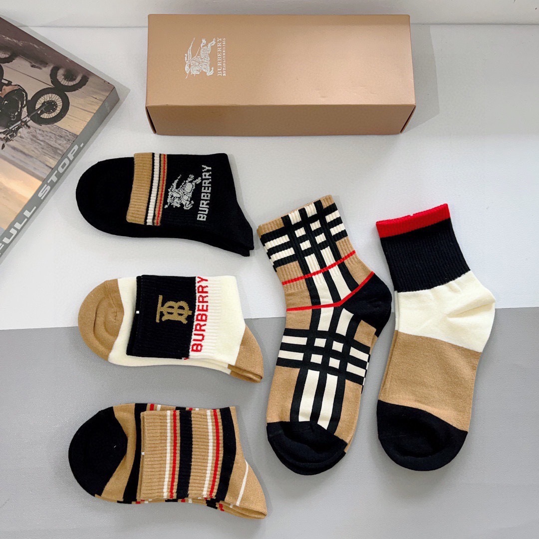 配包装（一盒5双） 
🌟 BURBERRY 巴宝莉经典字母logo中筒袜子，个性时尚百搭款，！你值得拥有
