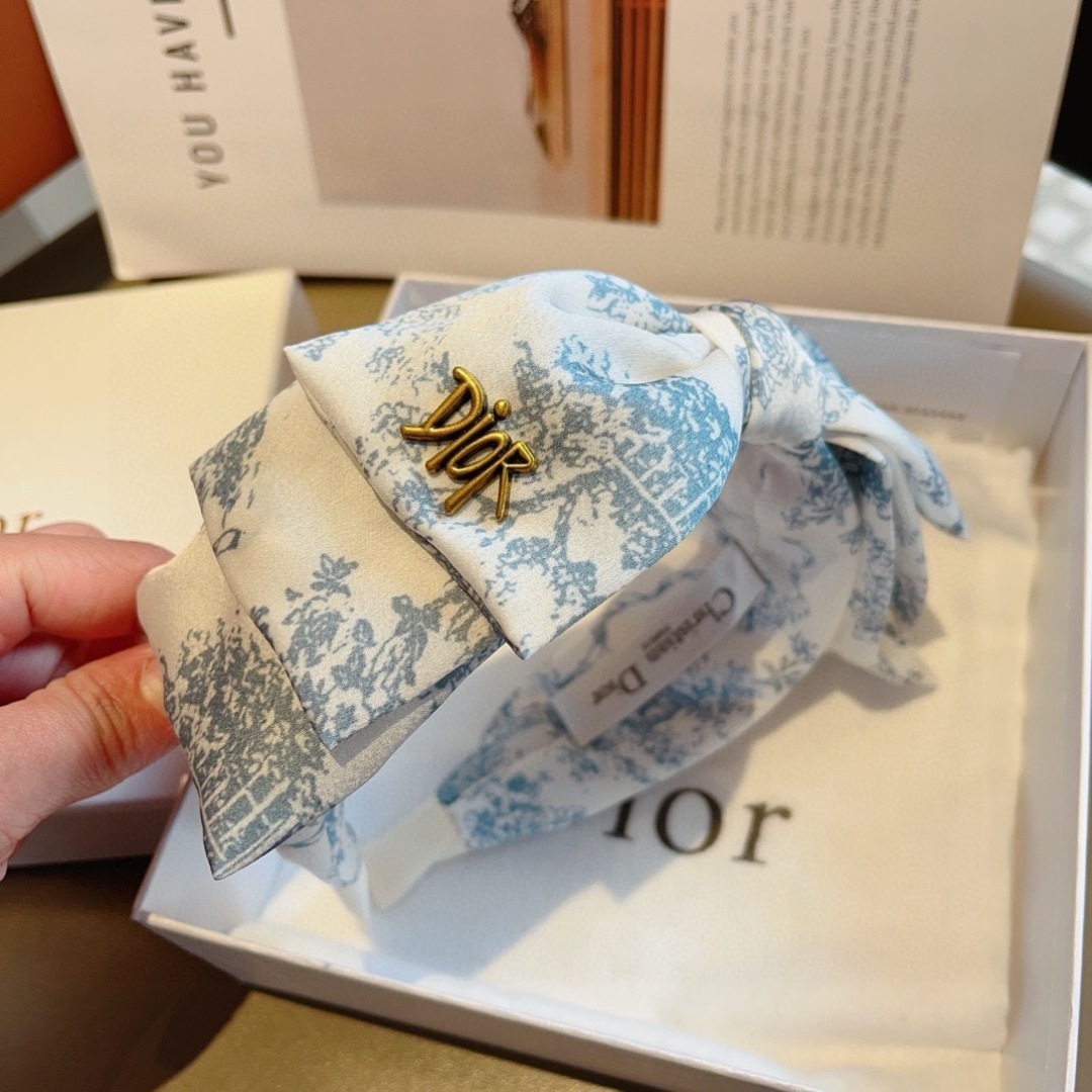 配包装
Dior(迪奥) 火爆新款蝴蝶结发箍,专柜原单货,让你的魅力绽放 清新淑女范让时尚更简单。