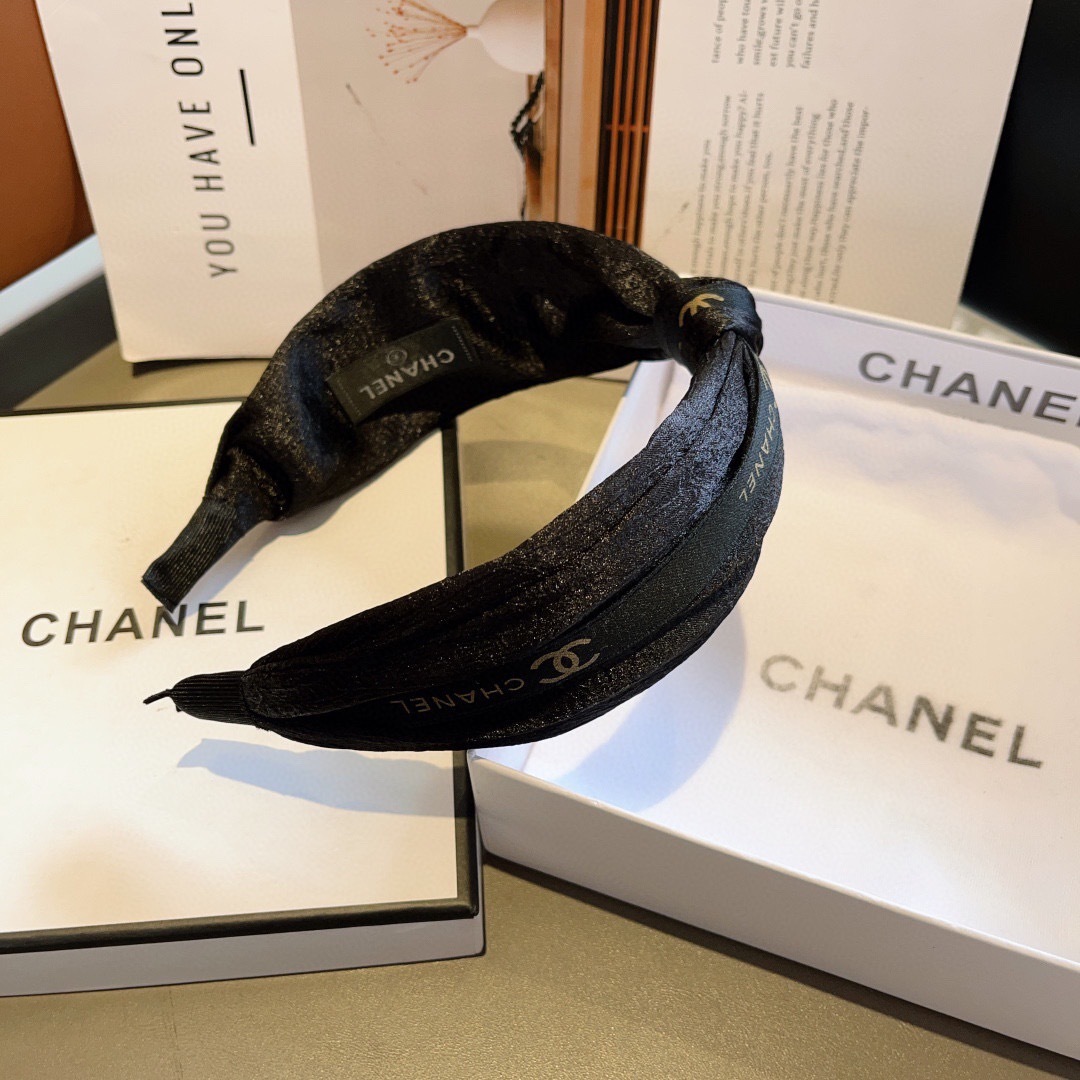 配包装
CHANEL（香奈儿）新款精美字母宽边发箍，复古网红爆款头箍 搭配高端材质，超精致，时尚高级感百