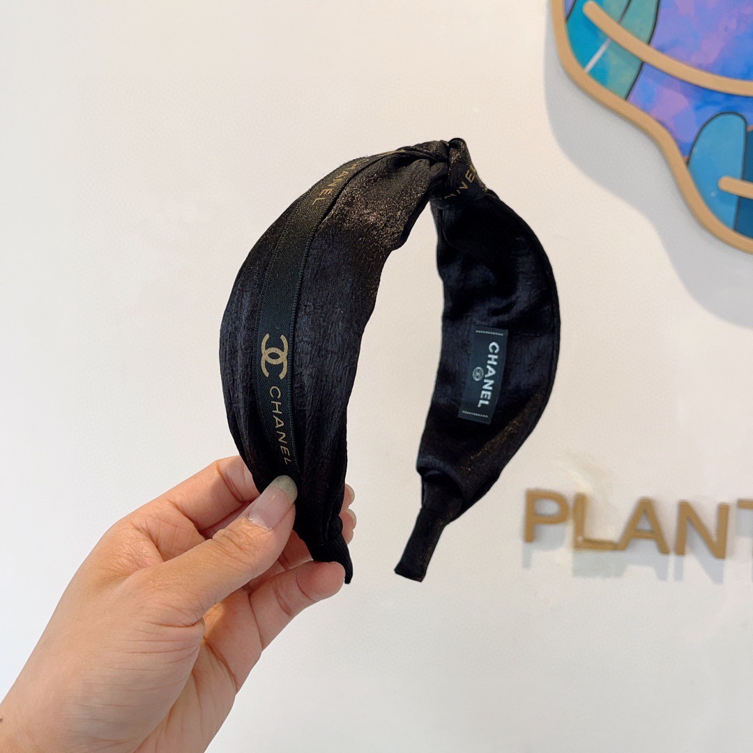 配包装
CHANEL（香奈儿）新款精美字母宽边发箍，复古网红爆款头箍 搭配高端材质，超精致，时尚高级感百