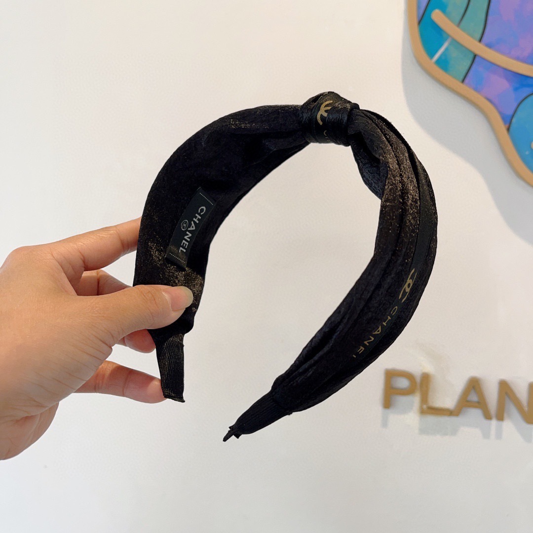 配包装
CHANEL（香奈儿）新款精美字母宽边发箍，复古网红爆款头箍 搭配高端材质，超精致，时尚高级感百