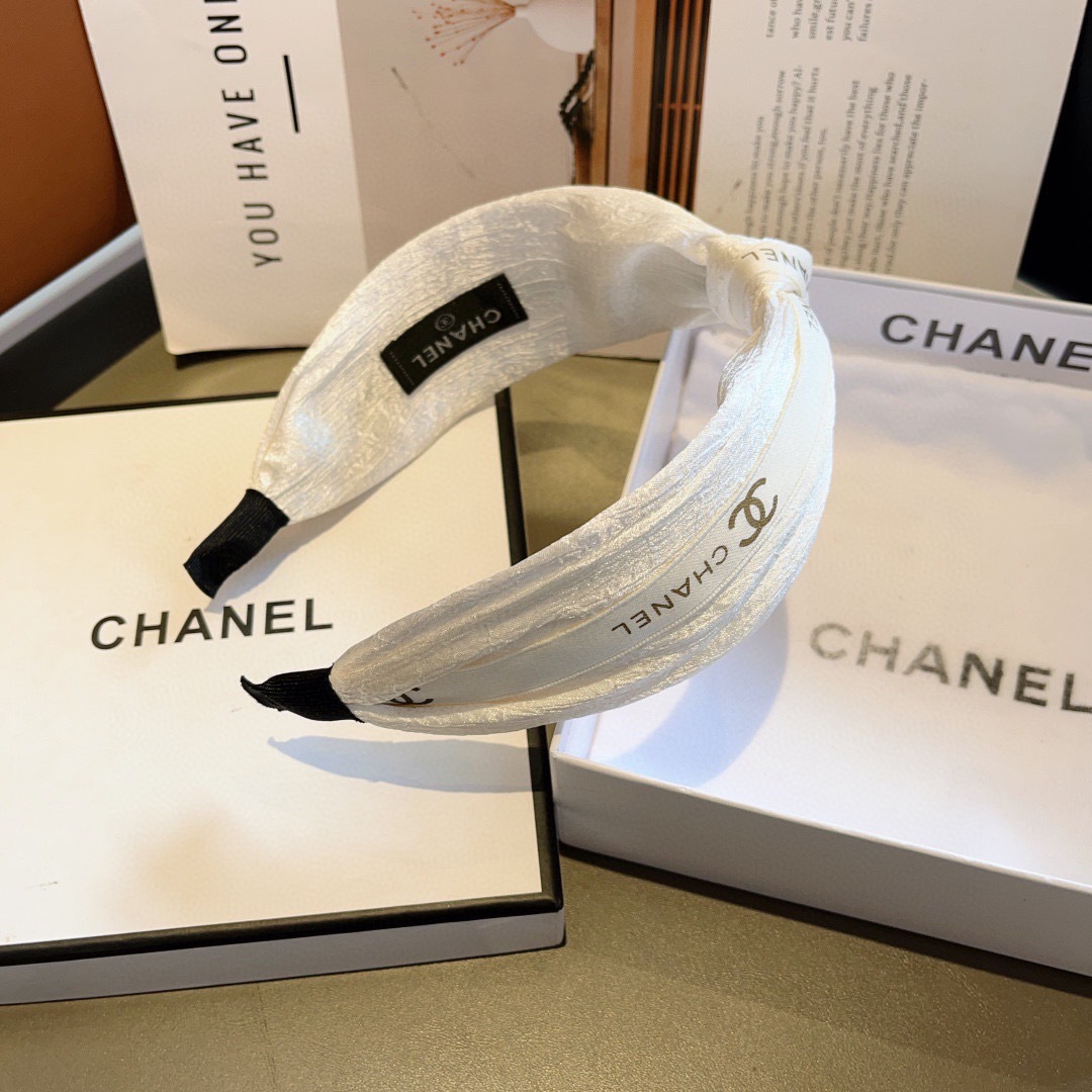 配包装
CHANEL（香奈儿）新款精美字母宽边发箍，复古网红爆款头箍 搭配高端材质，超精致，时尚高级感百