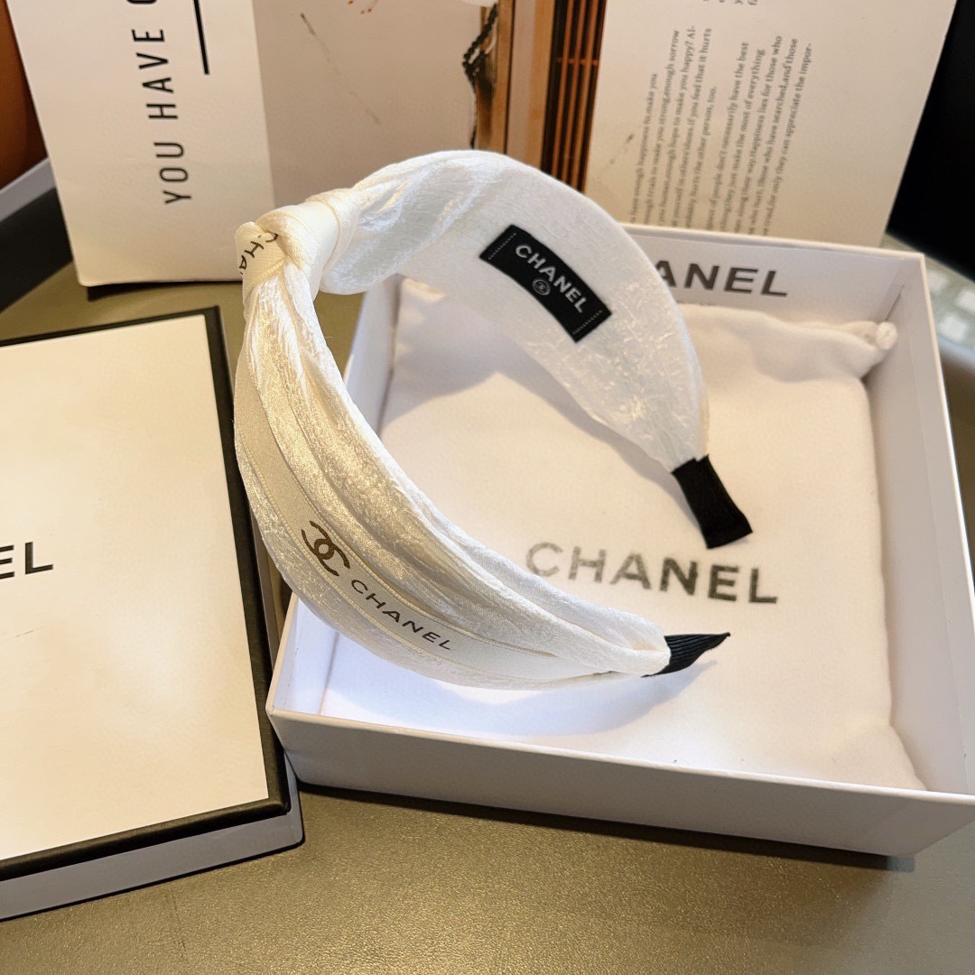 配包装
CHANEL（香奈儿）新款精美字母宽边发箍，复古网红爆款头箍 搭配高端材质，超精致，时尚高级感百