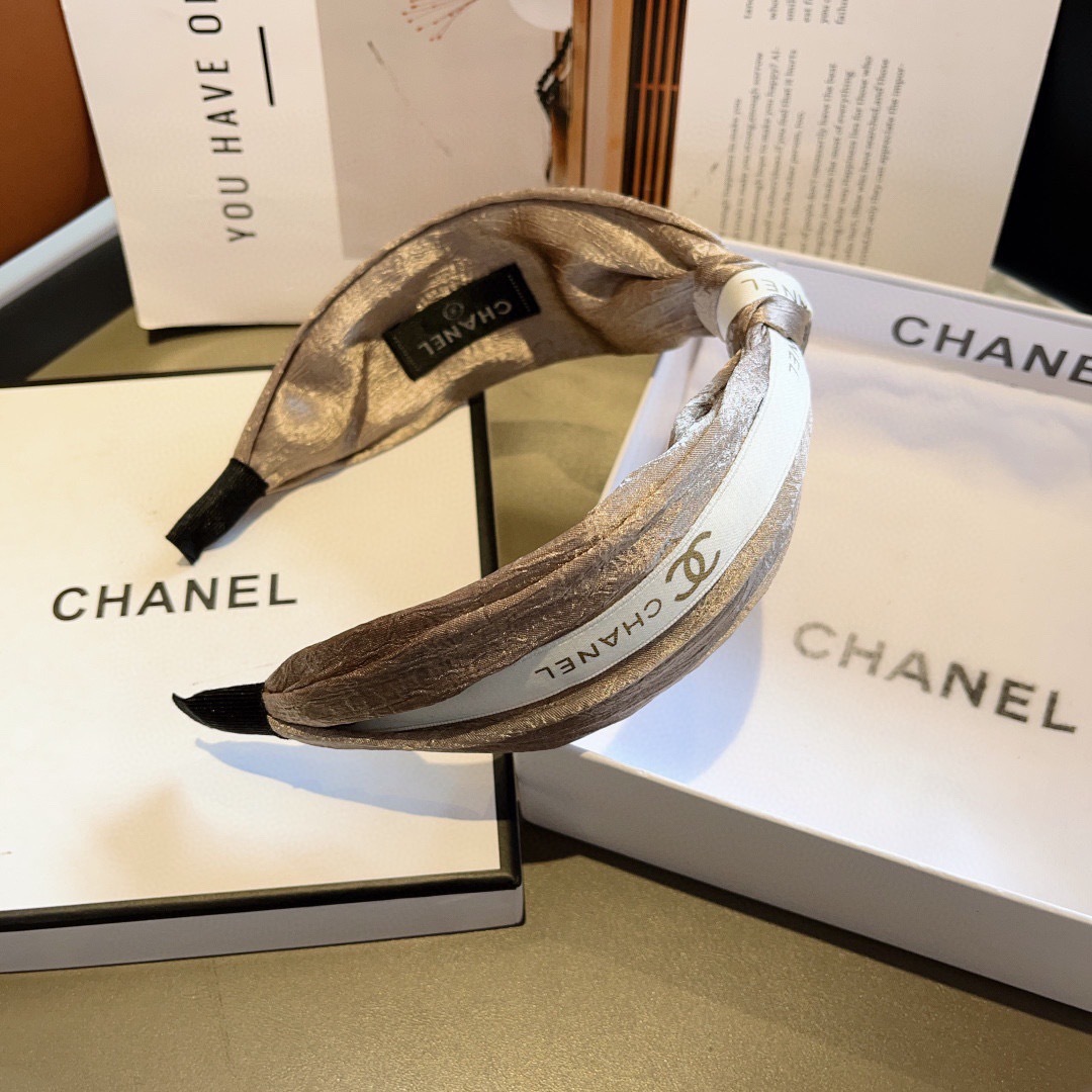 配包装
CHANEL（香奈儿）新款精美字母宽边发箍，复古网红爆款头箍 搭配高端材质，超精致，时尚高级感百