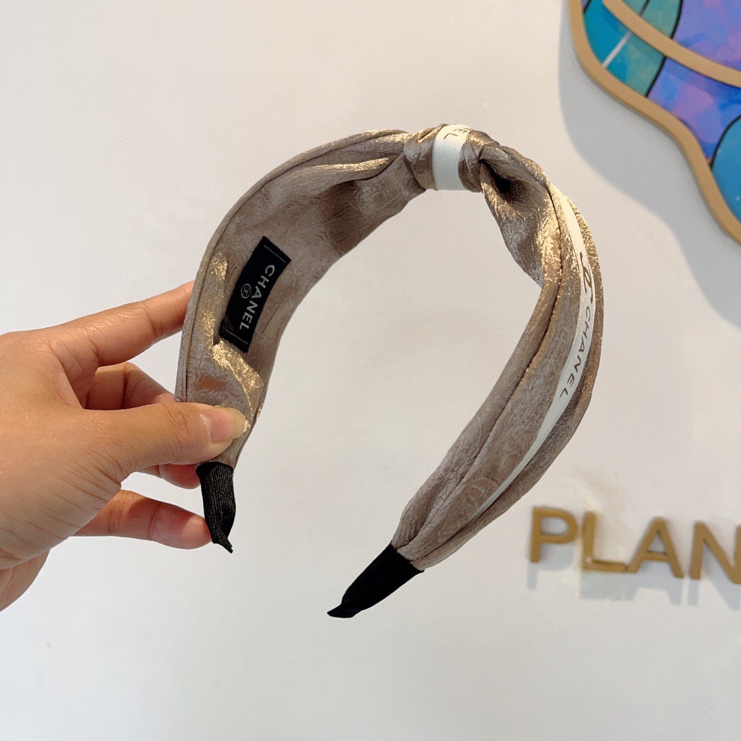 配包装
CHANEL（香奈儿）新款精美字母宽边发箍，复古网红爆款头箍 搭配高端材质，超精致，时尚高级感百