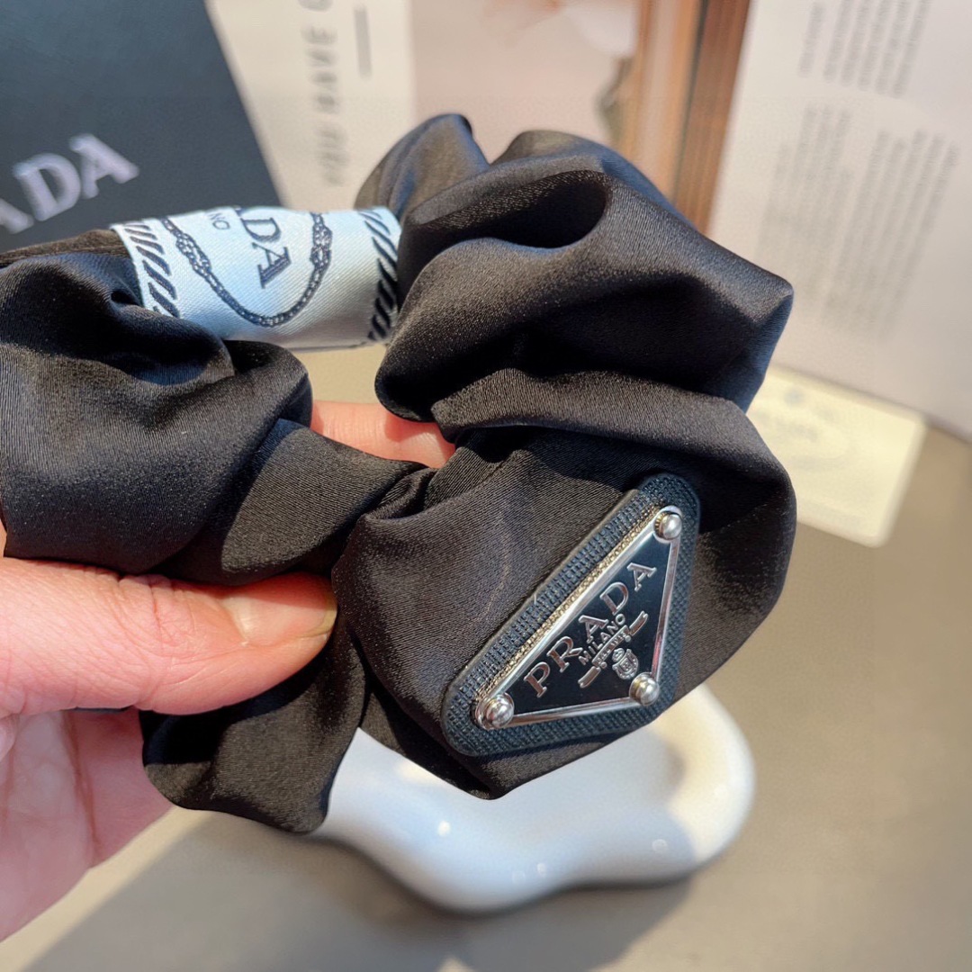 配包装
Prada （普拉达）进口大肠圈 倒三角铁标皮筋、真丝缎面名媛发绳头绳百搭款、细节全部实拍 特制