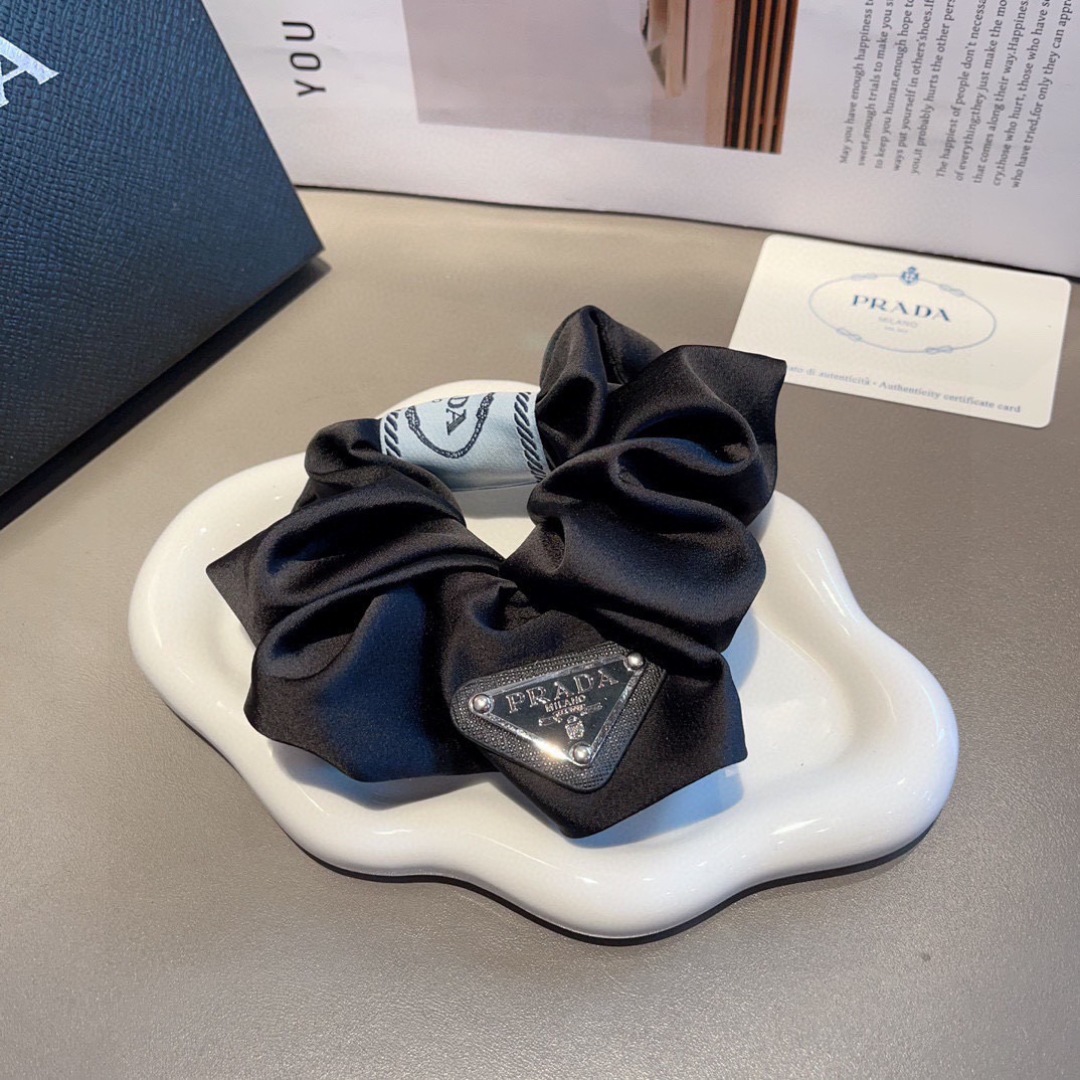 配包装
Prada （普拉达）进口大肠圈 倒三角铁标皮筋、真丝缎面名媛发绳头绳百搭款、细节全部实拍 特制
