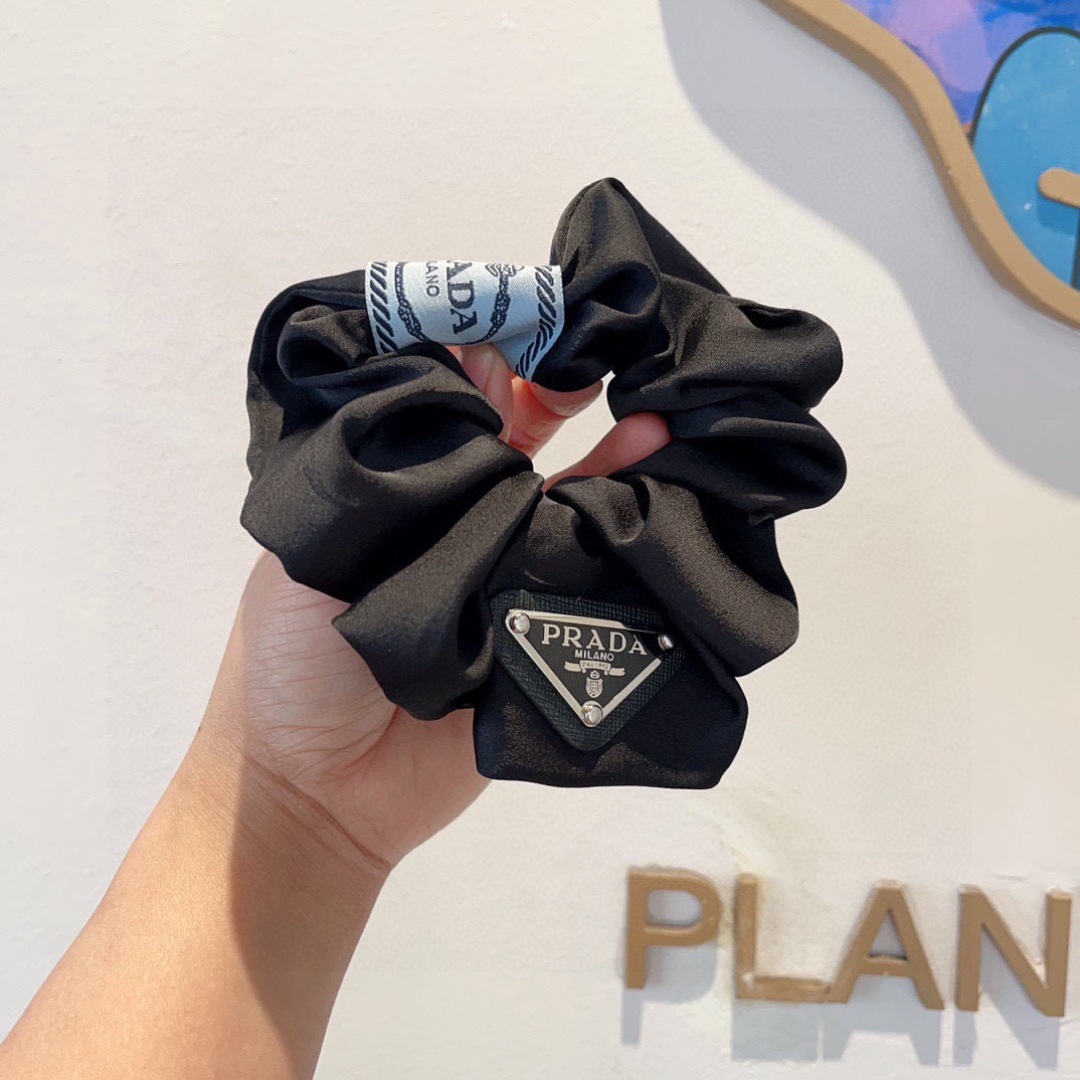 配包装
Prada （普拉达）进口大肠圈 倒三角铁标皮筋、真丝缎面名媛发绳头绳百搭款、细节全部实拍 特制